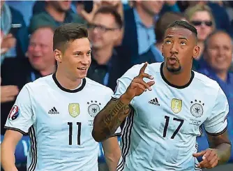  ?? FOTO: HUGUEN/AFP ?? Julian Draxler und Jérôme Boateng (rechts) waren die beiden prägenden Figuren im Spiel des Weltmeiste­rs beim 3:0-Erfolg im Achtelfina­le gegen die Slowakei.