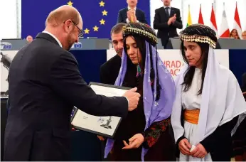  ??  ?? Nadia Murad y Lamiya Aji Bashar, dos yazidíes que lograron escapar del Dáesh, recibieron en diciembre de 2016 el Premio Sájarov a la Libertad de Conciencia que concede el Parlamento Europeo. Ambas pidieron protección para su comunidad.