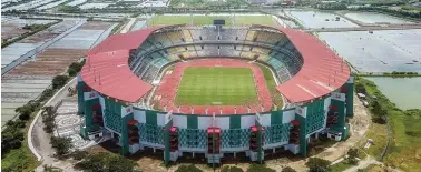  ?? RIANA SETIAWAN/JAWA POS ?? UNTUK PIALA DUNIA: Tarif pemakaian Stadion Gelora Bung Tomo, Surabaya, bakal melonjak tinggi.