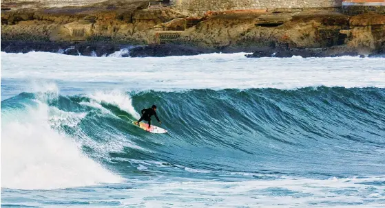  ?? LUIS MARTINS
FOTO: ?? Vasco Dias fångar vågorna en höstdag på stranden Praia do Sul i Ericeira (foto: Luis Martins).