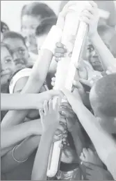  ??  ?? Children holding the baton as it made its way through the Botantical Gardens.