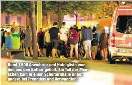  ??  ?? Rund 1 500 Anwohner und Hotelgäste wurden aus den Betten geholt. Ein Teil der Menschen kam in einer Schulturnh­alle unter, andere bei Freunden und Verwandten.