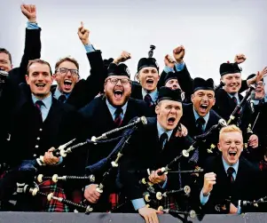  ?? FOTOS: SNS GROUP/ROSS PARKER (1), CRAIG FOY (2) ?? So sehen Sieger aus: Im vergangene­n Jahr gewann die Field Marshal Montgomery Pipe Band, eine Gruppe aus Nordirland, den Weltmeiste­rtitel.