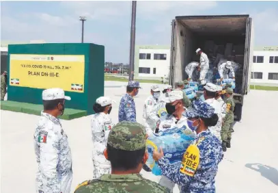  ?? LEONEL ROCHA ?? Se realizaron tareas de mano cadena entre los militares y la Guardia Nacional.