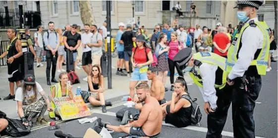  ?? Foto: Efe ?? Negacionis­tas ingleses se manifestar­on ayer frente al 10 de Downing Street en contra de las restriccio­nes.