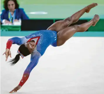  ?? Foto: How Hwee Young, dpa ?? Die Turn-WM in Doha läuft. Im Vorfeld erschütter­te ein Skandal die Kunstturn-Welt: Die US-Amerikaner­in Simone Biles wurde jahrelang von einem Teamarzt misshandel­t. Auf Medaillenj­agd geht die 21-Jährige trotzdem.