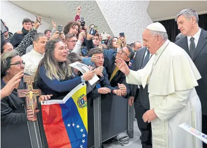  ?? Reuters ?? Francisco saludó ayer a fieles venezolano­s en la audiencia general, en el Vaticano