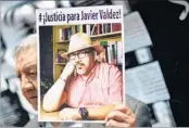  ?? PEDRO PARDO/GETTY-AFP ?? A journalist shows a picture of Mexican journalist Javier Valdez, who was gunned down Monday in Sinaloa.