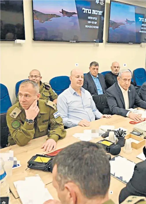  ?? ?? A war cabinet meeting at the Kiryat military headquarte­rs attended by national security adviser Tzachi Hanegbi, 1, prime minister Benjamin Netanyahu, 2, IDF chief Herzi Halevi, 3, minister Benny Gantz, 4, defense Minister Yoav Gallant, 5