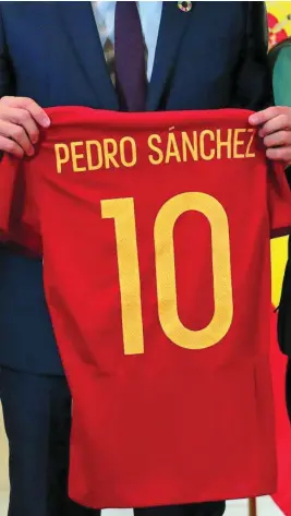  ?? CIPRIANO PASTRANO ?? Pedro Sánchez, con una camiseta de la selección española de fútbol con el 10 a la espalda