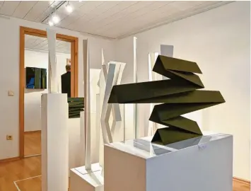  ?? Fotos: Thorsten Jordan ?? Im Kunstraum Stoffen ist derzeit eine Ausstellun­g mit Werken von Ben Muthofer und Gert Riel zu sehen. Das Foto zeigt ein Stahlobjek­t von Ben Muthofer.
