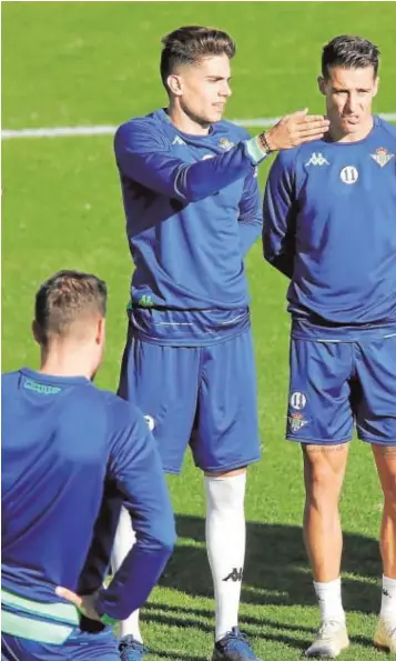  ??  ?? Bartra y Tello conversan antes de empezar el entrenamie­nto