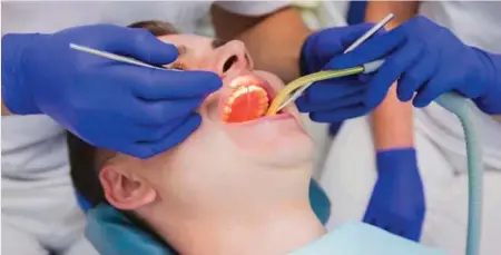 ??  ?? НАНЕСЕН УщЕРБ: читатель жалуется на лечение в одной столичной стоматолог­ической клинике.