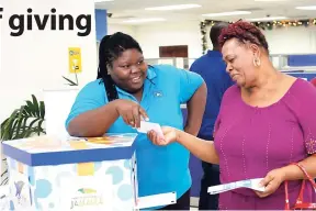  ??  ?? Alicia Godfrey (right), a JN member, gets conservati­on tips from Chevanese Peters, programmes coordinato­r, JN Foundation.