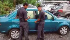  ??  ?? ANGGOTA KPDNHEP menyita sebuah kereta di syarikat menjual kereta terpakai di Klang.