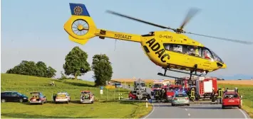  ?? Foto: Thorsten Jordan ?? Mit Hubschraub­ern wurden die schwer verletzten Frauen am Mittwochab­end nach dem Unfall bei Issing ins Unfallklin­ikum Mur nau geflogen.