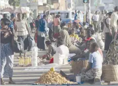  ??  ?? Street vending