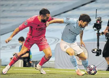  ?? FOTO: GETTY IMAGES ?? David Silva protege el balón con energía frente a Dani Carvajal en el partido de cuartos de final de la Champions League