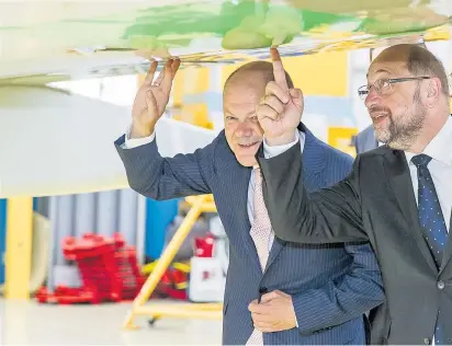  ??  ?? SPD-Chef Martin Schulz (re.) will die SPD wieder in die Höhe bringen. Seinem Vize, Hamburgs Bürgermeis­ter Olaf Scholz (li.), werden allerdings auch Ambitionen auf den Chefsessel nachgesagt.