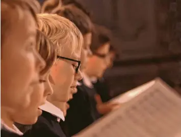  ?? Foto: Bernhard Gastager ?? Der Kammerchor der Domsingkna­ben unter Leitung von Reinhard Kammler singt in Neusäß.