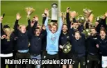  ??  ?? Malmö FF höjer pokalen 2017.