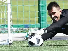  ??  ?? TANGKAP!: Kiper Uruguay Fernando Muslera dalam sesi latihan di Borsky Sports Centre, Nizhny Novgorod, Jumat lalu (22/6). Uruguay bakal menghadapi Rusia di matchday terakhir grup A besok.