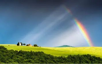  ??  ?? It was worth waiting around for this spectacula­r natural phenomenon. Here, Tom used a polarizing filter to increase the saturation of the scene and really enhance the rainbow.