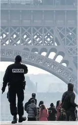  ??  ?? Policías franceses en acción.