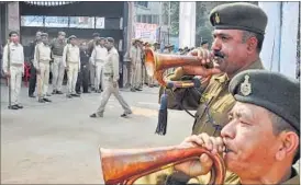  ?? AP DUBE/HT PHOTO ?? Preparatio­ns are on in Patna for the swearing-in ceremony of Nitish Kumar who will take oath as Bihar chief minister on Friday.