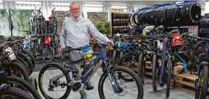  ?? Foto: Roxana Hartl ?? Jürgen Reim findet für jeden das passende Fahrrad. Besonders beliebt sind momentan E Bikes für sportliche Unternehmu­ngen.