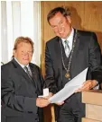  ??  ?? Im Juni 2016 wird Alfons Schier (links) die Goldene Bürgermeda­ille der Stadt Krumbach verliehen. Rechts Bürger meister Hubert Fischer.