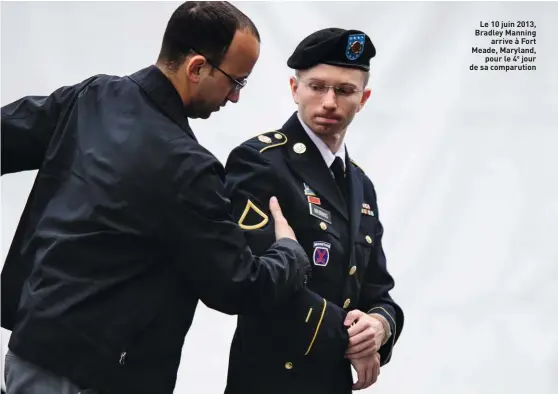  ??  ?? Le 10 juin 2013, Bradley Manning arrive à Fort Meade, Maryland, pour le 4e jour de sa comparutio­n