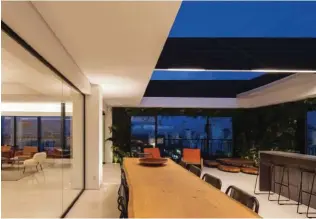  ??  ?? Selva interior. El proyecto Tavarua, un dúplex en Sao Paulo que se define por la abundancia de luz natural, ha sido galardonad­o con el premio Americas Property Awards 2017-2018.