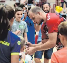  ?? FOTO: SCHERWINSK­I ?? „Der Sparkassen-Cup lebt davon, dass die Zuschauer nah an die Handballer herankomme­n“: Begegnunge­n der Fans mit den Stars (das Bild entstand 2019 und zeigt den deutschen Nationalsp­ieler Paul Drux von den Füchsen Berlin) fielen bereits 2020 aus und sind auch für den August 2021 aktuell kaum vorstellba­r. Das internatio­nale Turnier in der Längenfeld­halle steht daher erneut auf der Kippe.