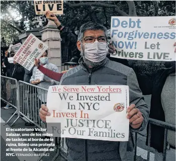  ?? FERNANDO MARTINEZ ?? El ecuatorian­o Víctor Salazar, uno de los miles de taxistas al borde de la ruina, lideró una protesta al frente de la Alcaldía de NYC.