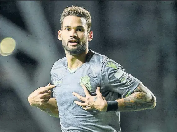  ?? FOTO: UNCITI ?? Willian José celebra señalándos­e el escudo el tercero de la tarde del sábado, en el encuentro ante el Leganés