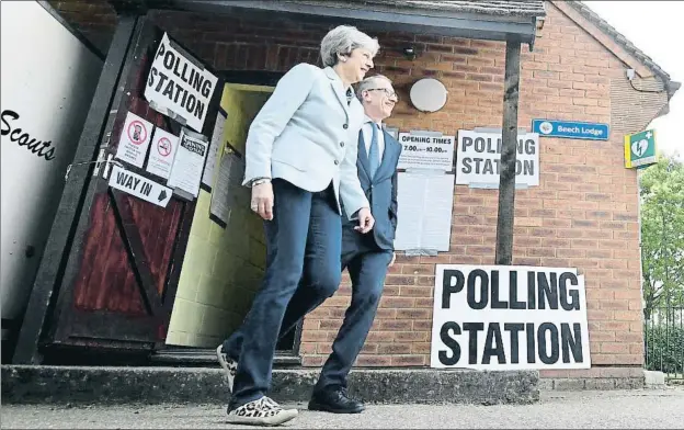  ?? TOBY MELVILLE / REUTERS ?? La primera ministra británica, Theresa May, y su esposo, Philip, ayer tras votar para el Parlamento Europeo en medio de la tormenta del Brexit