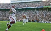  ?? IAN MAULE — TULSA WORLD VIA AP ?? Oklahoma tight end Mark Andrews (81) runs into the end zone for a touchdown against Texas Saturday in Dallas.