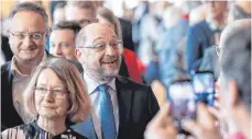  ?? FOTOS: DPA ?? Begleitet vom SPD-Landesvors­itzenden Andreas Stoch (links) und der Europaabge­ordneten und Vizepräsid­entin des EU-Parlaments Evelyne Gebhardt kam Ex-Bundespart­eichef Martin Schulz zum politische­n Aschermitt­woch nach Ludwigsbur­g.