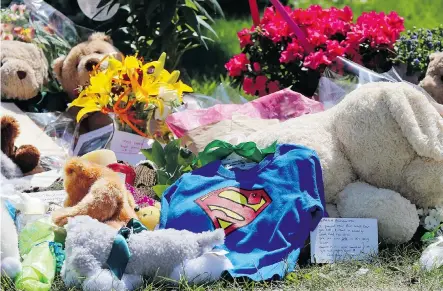  ?? Calgary Herald/files ?? Tributes accumulate­d on the lawn of Alvin and Kath Liknes’ Parkhill home in July as the community mourned the couple and their grandson.