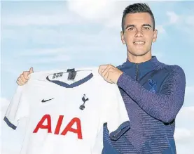  ??  ?? Lo Celso. Firmó y ya posó con la camiseta del Tottenham en Londres.