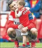  ?? JUSTIN TALLIS / AFP ?? Jack Wilshere con su hijo Archie