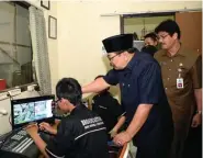  ?? PEMPROV JATIM FOR JAWA POS ?? LENGKAP: Pakde Karwo memastikan fasilitas yang dimiliki oleh SMKN 1 Surabaya jurusan broadcast dalam proses belajar mengajar.