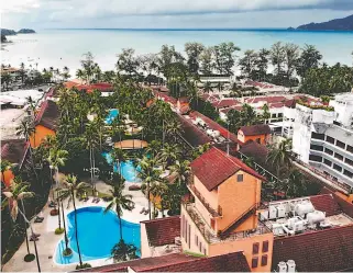  ??  ?? Quienes quieran vacacionar en Phuket tienen que pasar dos semanas en confinamie­nto en los hoteles de la región