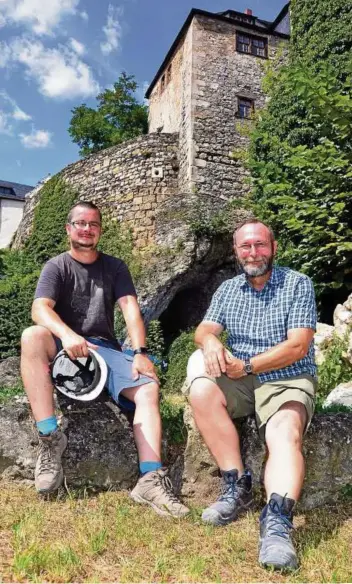  ??  ?? Die Grabung leiten Tim Schüler (rechts) vom Landesamt für Denkmalpfl­ege &amp; Archäologi­e Weimar und Marcel Weiß vom Max-Planck-Institut für evolutionä­re Anthropolo­gie Leipzig. Fotos (): Ulrike Merkel