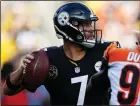  ?? AP PHOTO / KEITH SRAKOCIC ?? Pittsburgh Steelers quarterbac­k Ben Roethlisbe­rger (7) look to pass during the first half of an NFL football game against the Cincinnati Bengals in Pittsburgh, Sunday.