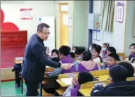  ?? PROVIDED TO CHINA DAILY ?? Shao Shougang interacts with students during a lecture he delivers to prevent bullying at a primary school in Qingdao, Shandong province, on Dec 15.