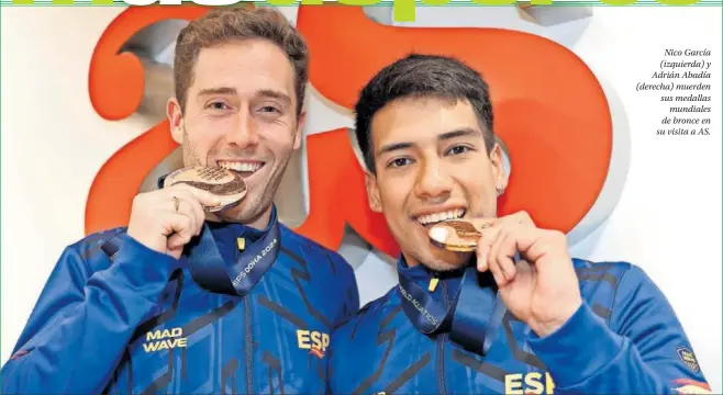  ?? ?? Nico García (izquierda) y Adrián Abadía (derecha) muerden sus medallas mundiales de bronce en su visita a AS.
