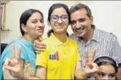  ?? BHARAT BHUSHAN/HT ?? Eliza Bansal celebrates with her parents in Patiala.