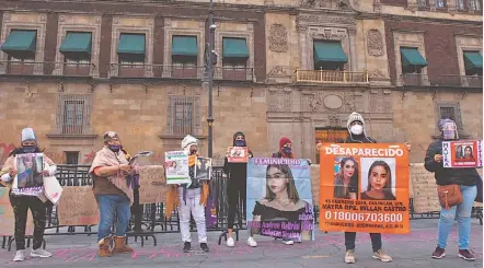  ?? /DANIEL GALEANA ?? Ayer se colocó un memorial para las víctimas de violencia de género afueras de Palacio Nacional, mientras al interior se realizaba la inauguraci­ón del foro de la ONU sobre igualdad de género